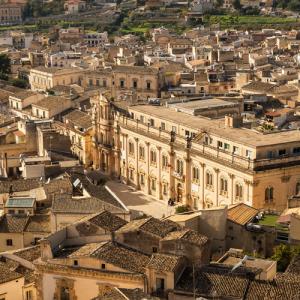 Vue panoramique d'une ville historique avec des bâtiments anciens.