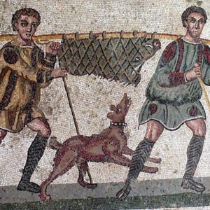 Mosaïque romaine avec chasseurs et chien.