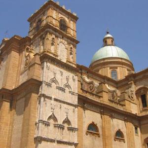 Église historique avec dôme vert et détails architecturaux complexes.