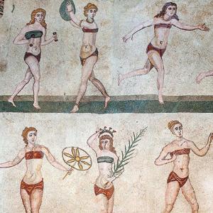Mosaïque romaine avec des femmes en tenue de bikini.