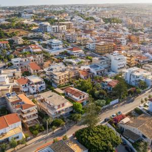 Vue aérienne d'un quartier résidentiel avec maisons et rues.