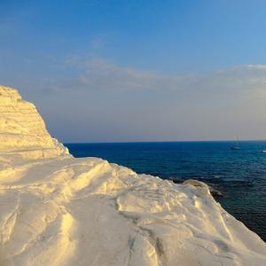 Falaise blanche au bord de la mer avec ciel bleu.