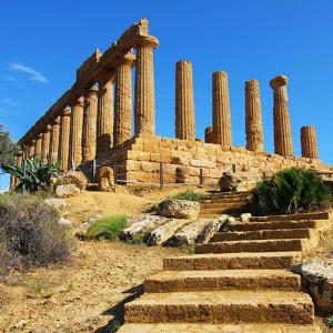Temple antique avec colonnes doriques en Sicile.