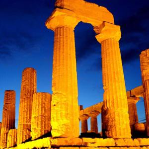 Ruines d'un ancien temple éclairées au coucher du soleil.