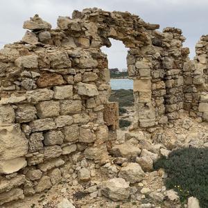 Ruines anciennes en pierre près de la mer.